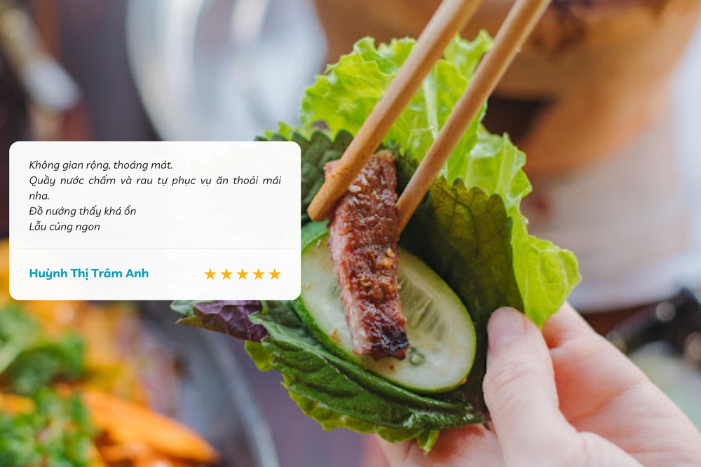 Qu&aacute;n c&oacute; quầy rau tươi ngon v&agrave; nước chấm đa dạng để thực kh&aacute;ch thỏa sức pha chế theo khẩu vị ri&ecirc;ng